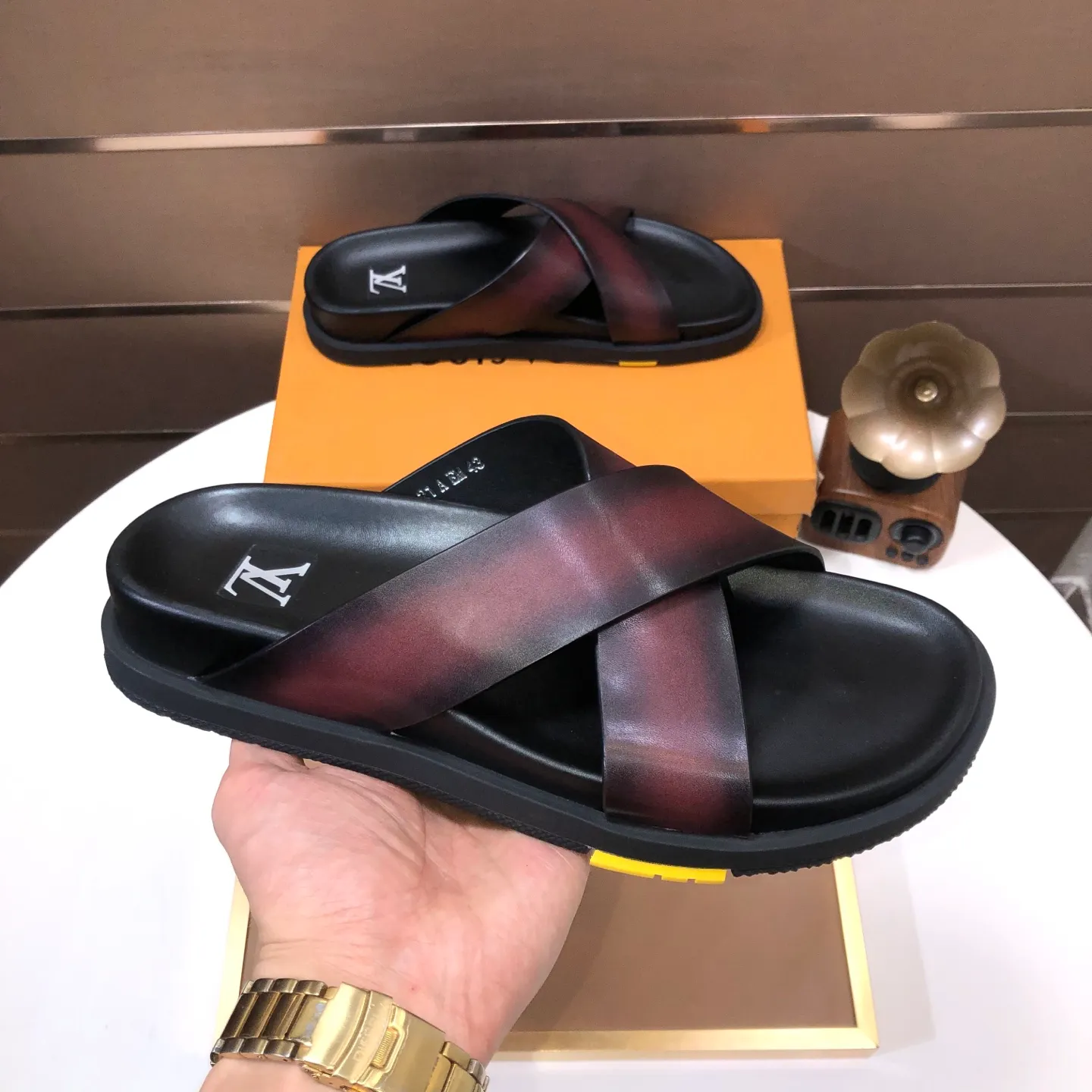 Men's shoes 💰400💰 [Louis Vuitton LV slippers] (high-end cowhide) counter 1:1 fashion style, a must-have for summer! The designer used LV’s iconic outsole. The original simple slippers instantly become fashionable! The upper is made of flexible special cowhide leather straps alternately, and the workmanship is exquisite! A must-have for stylish men in summer, size 38-45 (45 customized)